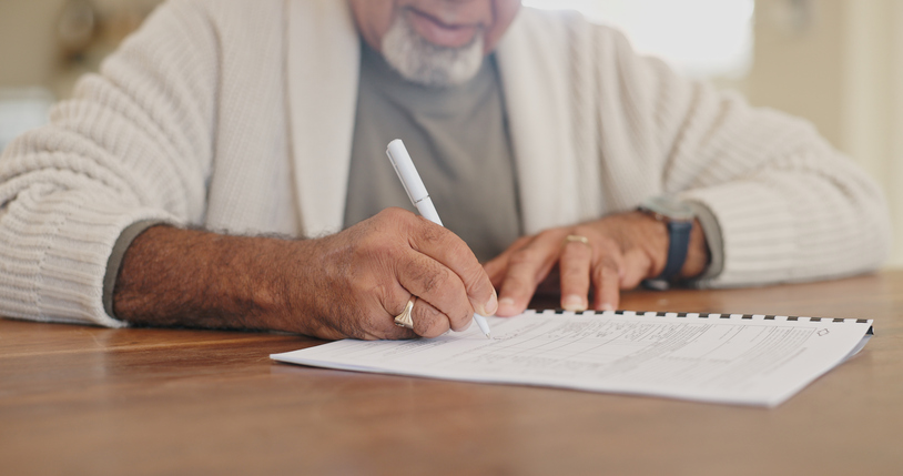 Veille homme qui réviste sa checklist pour visiter une résidence pour personne âgée