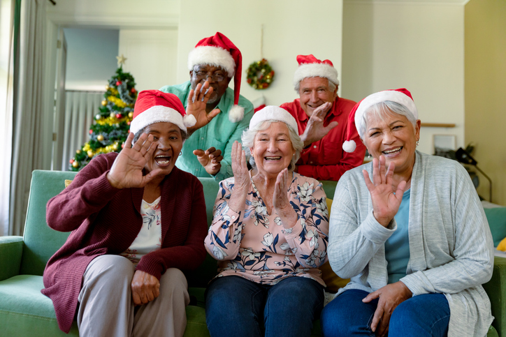 Groupe de personnes aînés qui célèbrent Noël avec une grande joie